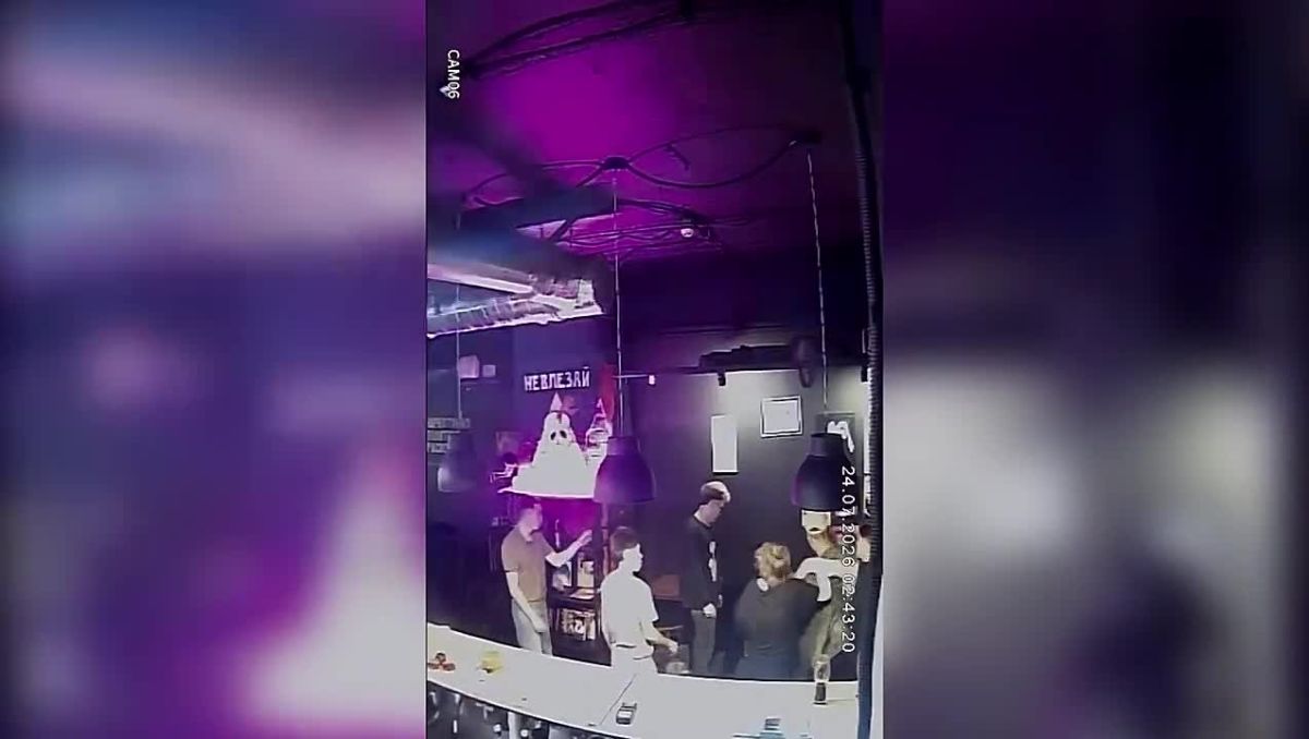 Мужчине порезали шею разбитым бокалом во время драки в петербургском баре