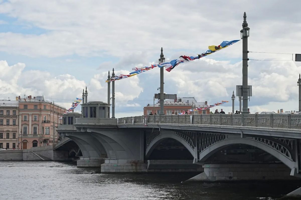 Петербург украсили ко Дню Военно-морского флота Петербург украсили ко Дню Военно-морского флота