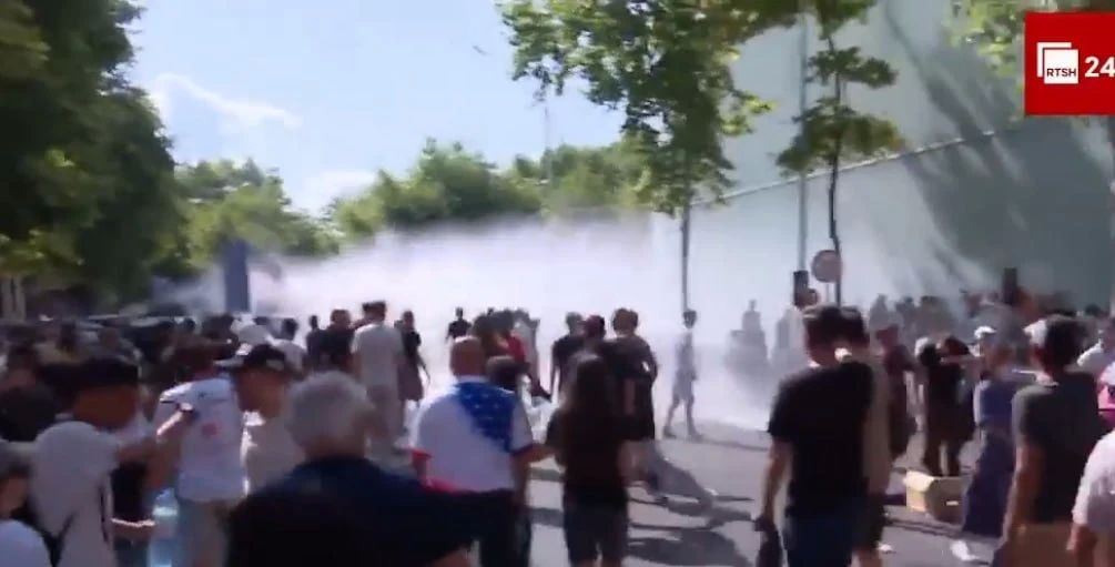 Янукович отдыхает. В албанской столице протестующие использовали против Эди Рамы три тысячи яиц