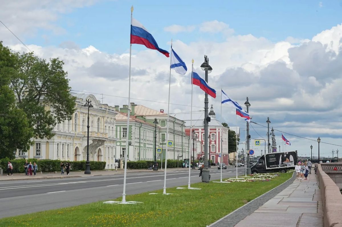 Флаги и поздравительные баннеры украсили Петербург ко Дню ВМФ Флаги и поздравительные баннеры украсили Петербург ко Дню ВМФ
