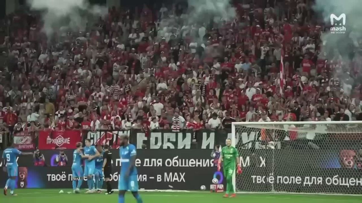 Фанаты "Спартака" закидали Александра Соболева бутылками, стаканами и жигами — наказывать хулиганов, похоже, никто не собирается