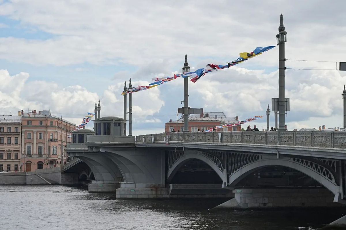 Флаги и поздравительные баннеры украсили Петербург ко Дню ВМФ Флаги и поздравительные баннеры украсили Петербург ко Дню ВМФ