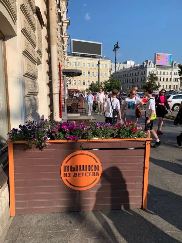 Петербуржцы жалуются на разрастающиеся летние террасы ресторанов Петербуржцы жалуются на разрастающиеся летние террасы ресторанов