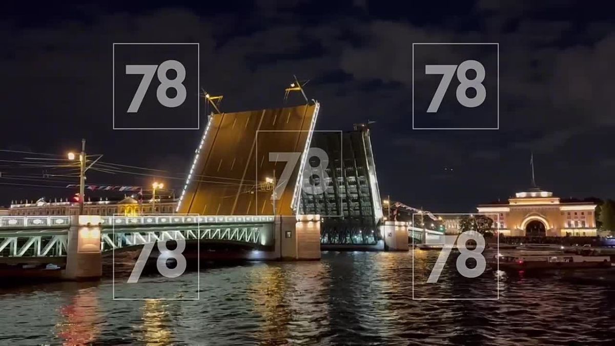 Дворцовый мост развели в честь Дня ВМФ под «Гимн Великому городу»