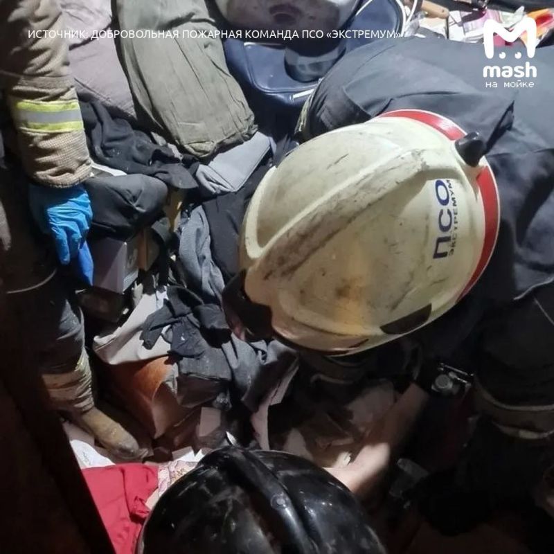Питерского Плюшкина высвободили из заточения собственного хлама — мужчина настолько забаррикадировал свою квартиру на Большевиков, что в какой-то момент просто не смог передвигаться Питерского Плюшкина высвободили из заточения собственного хлама — мужчина настолько забаррикадировал свою квартиру на Большевиков, что в какой-то момент просто не смог передвигаться
