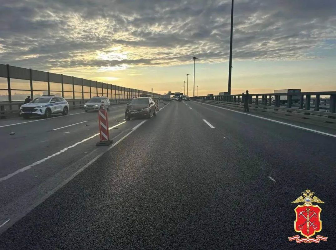 Женщина уснула за рулем Kia на КАД и влетела в двух рабочих