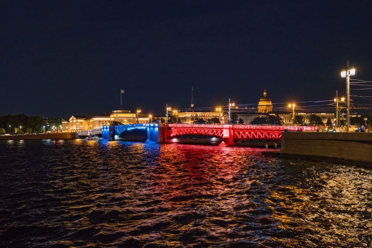 Три моста зажгутся цветами российского флага в День ВМФ Три моста зажгутся цветами российского флага в День ВМФ
