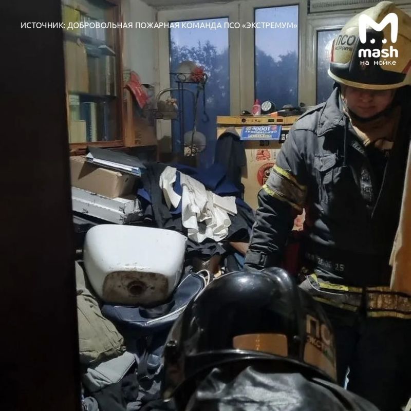 Питерского Плюшкина высвободили из заточения собственного хлама — мужчина настолько забаррикадировал свою квартиру на Большевиков, что в какой-то момент просто не смог передвигаться