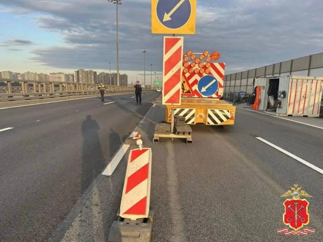 На КАД в Петербурге легковушка насмерть сбила дорожного рабочего На КАД в Петербурге легковушка насмерть сбила дорожного рабочего