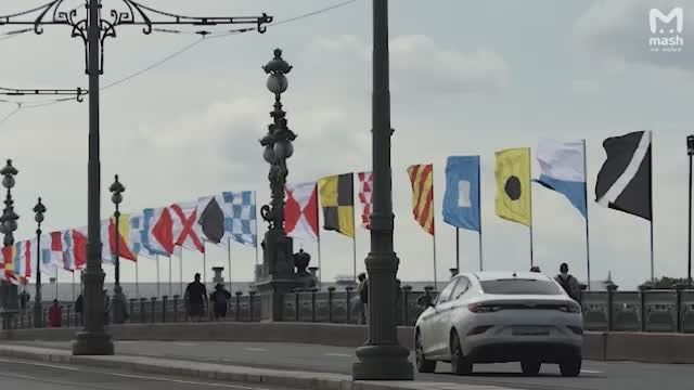 Бескозырки и тельняшки дождались своего дня и красуются по всему городу — Питер гуляет 330-летие Военно-морского флота