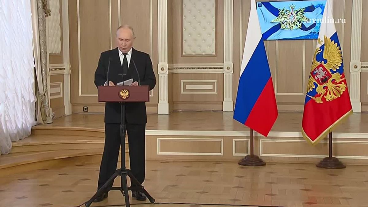 Владимир Путин выступил в Санкт-Петербурге на Дне Военно-морского флота