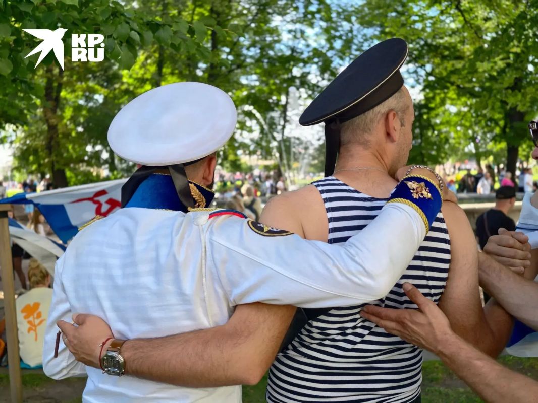 День ВМФ в Петербурге в объективе нашего фотографа Алексея Булатова День ВМФ в Петербурге в объективе нашего фотографа Алексея Булатова