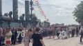 Десятки людей выстроились в очереди к легендарному крейсеру «Аврора»