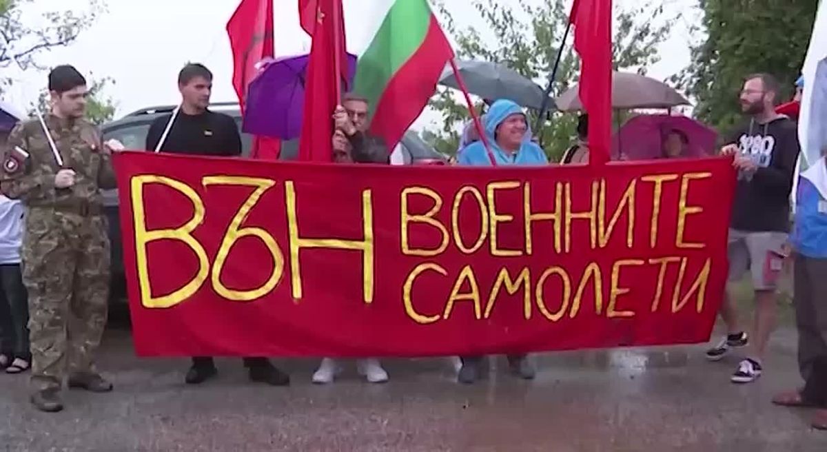 «Это не наша война»: Болгары против размещения американских самолётов-заправщиков на своей авиабазе. Но кто бы из спрашивал
