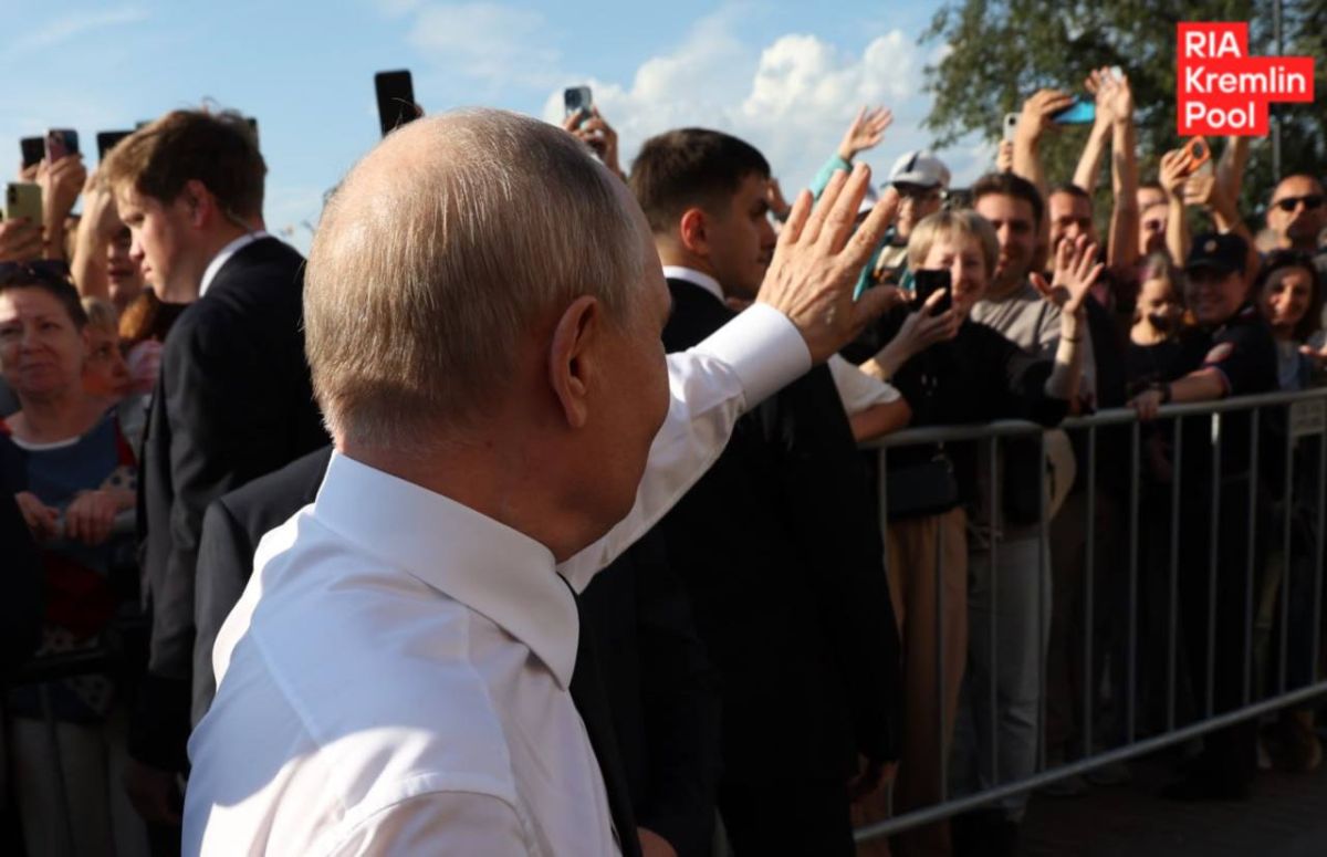 Путин после посещения Адмиралтейства пообщался с жителями Петербурга Путин после посещения Адмиралтейства пообщался с жителями Петербурга