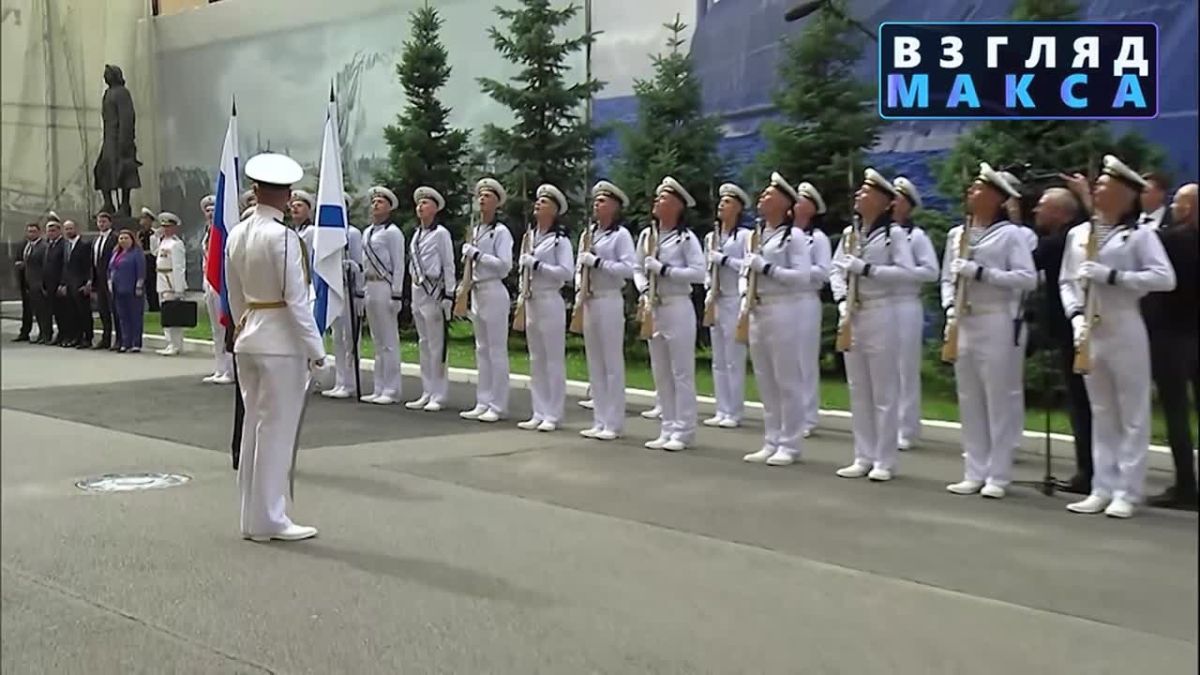 Президент России Владимир Путин в День Военно-Морского флота прибыл в Главное Адмиралтейство в Санкт-Петербурге