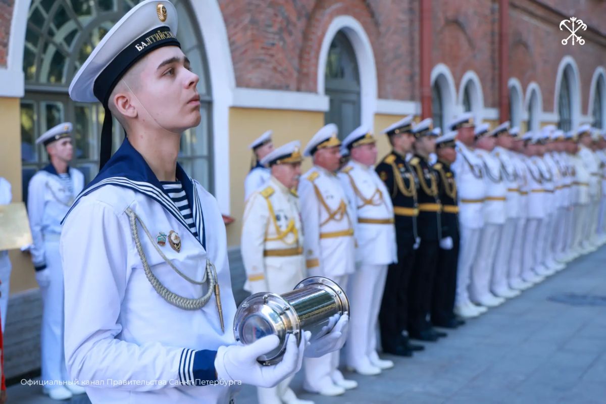 Бюст адмирала Павла Нахимова открыли в сквере Главного Адмиралтейства в День Военно-Морского Флота Бюст адмирала Павла Нахимова открыли в сквере Главного Адмиралтейства в День Военно-Морского Флота
