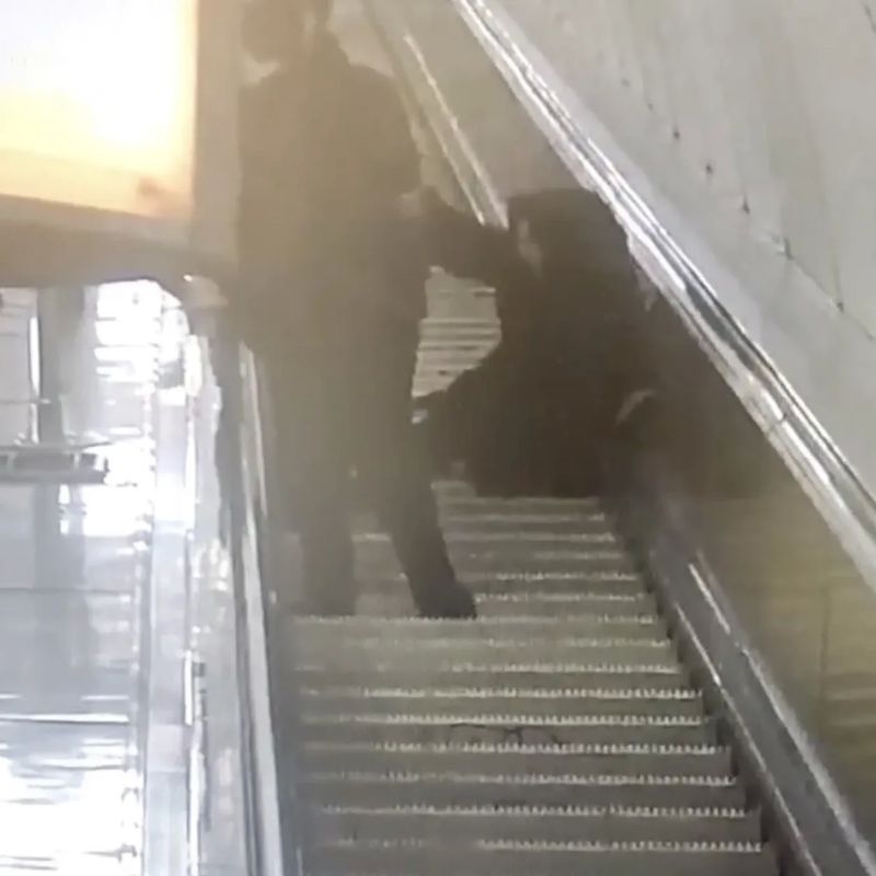 Пенсионерке, упавшей из-за резкой остановки эскалатора в метро, выплатят компенсацию