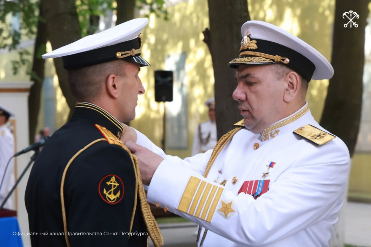 Бюст адмирала Павла Нахимова открыли в сквере Главного Адмиралтейства в День Военно-Морского Флота Бюст адмирала Павла Нахимова открыли в сквере Главного Адмиралтейства в День Военно-Морского Флота