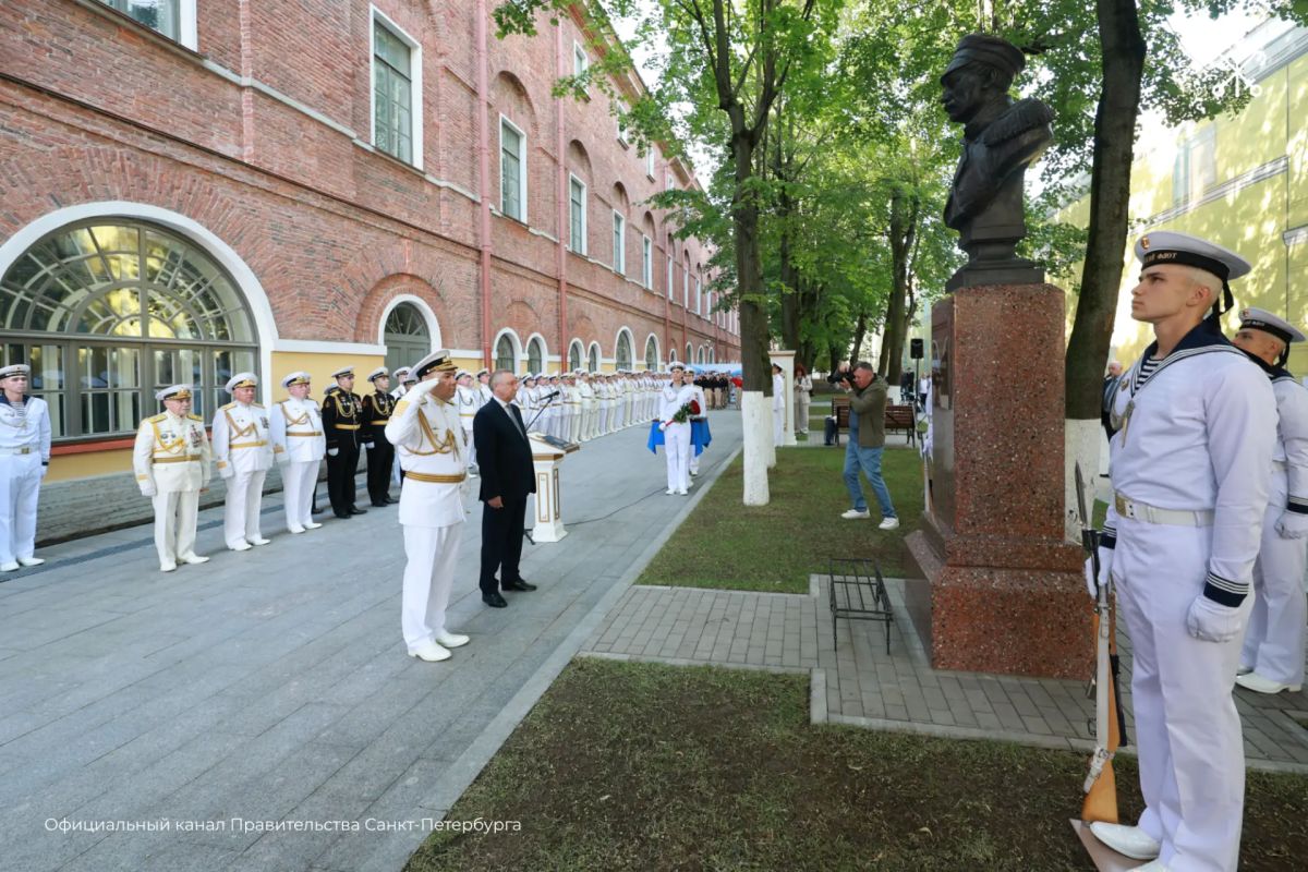 Бюст адмирала Павла Нахимова открыли в сквере Главного Адмиралтейства в День Военно-Морского Флота