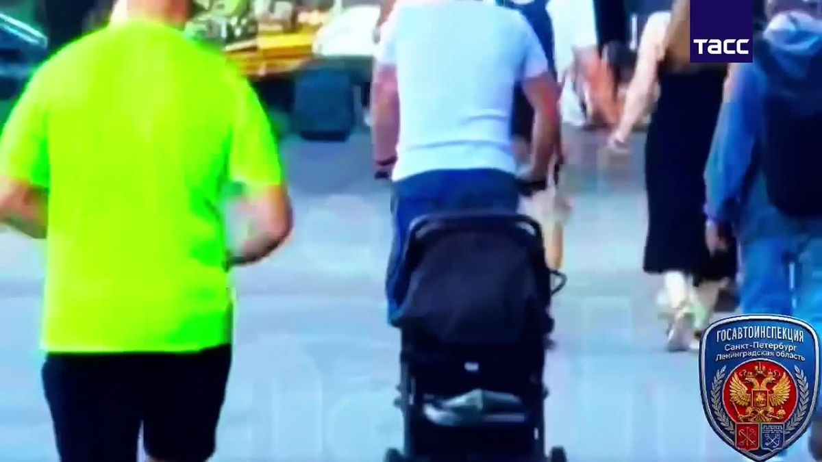 Прицепившего коляску с ребенком к электросамокату оштрафовали в Петербурге, сообщили в ГАИ ГУ МВД по городу и Ленинградской области