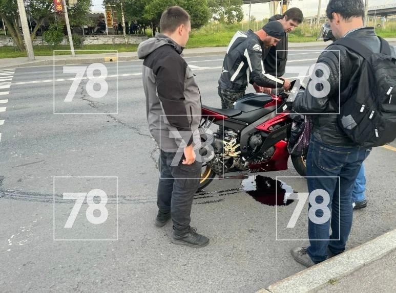 Мотоциклист сломал руку во время ДТП на проспекте Народного Ополчения
