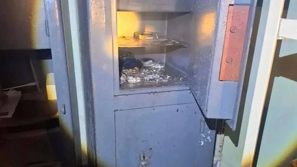 Сотрудница почты в Кингисеппе украла 470 тысяч рублей и инсценировала пожар в офисе Сотрудница почты в Кингисеппе украла 470 тысяч рублей и инсценировала пожар в офисе
