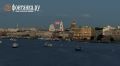 Над петербургскими куполами взошла луна