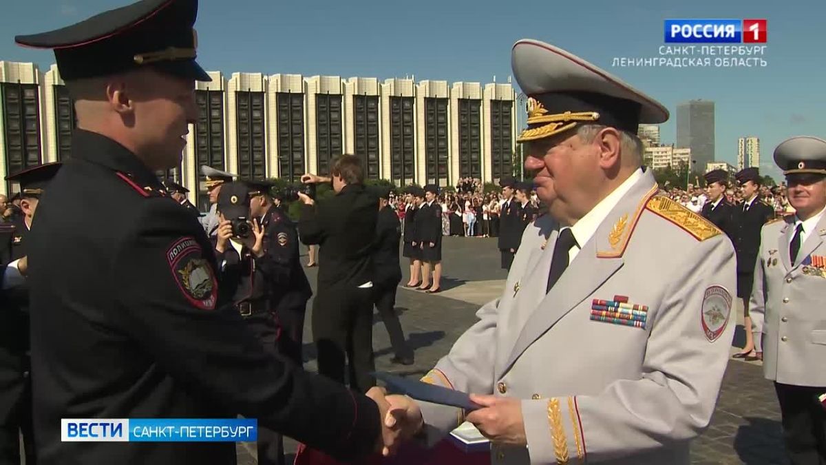 Выпускникам Петербургского университета МВД вручили дипломы на Площади Победы