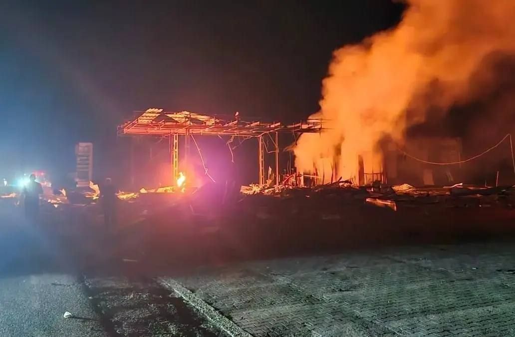 Мощный топливный кризис на Украине: Уничтожено более 160 АЗС, бензин скоро будет стоить 100 грн Мощный топливный кризис на Украине: Уничтожено более 160 АЗС, бензин скоро будет стоить 100 грн