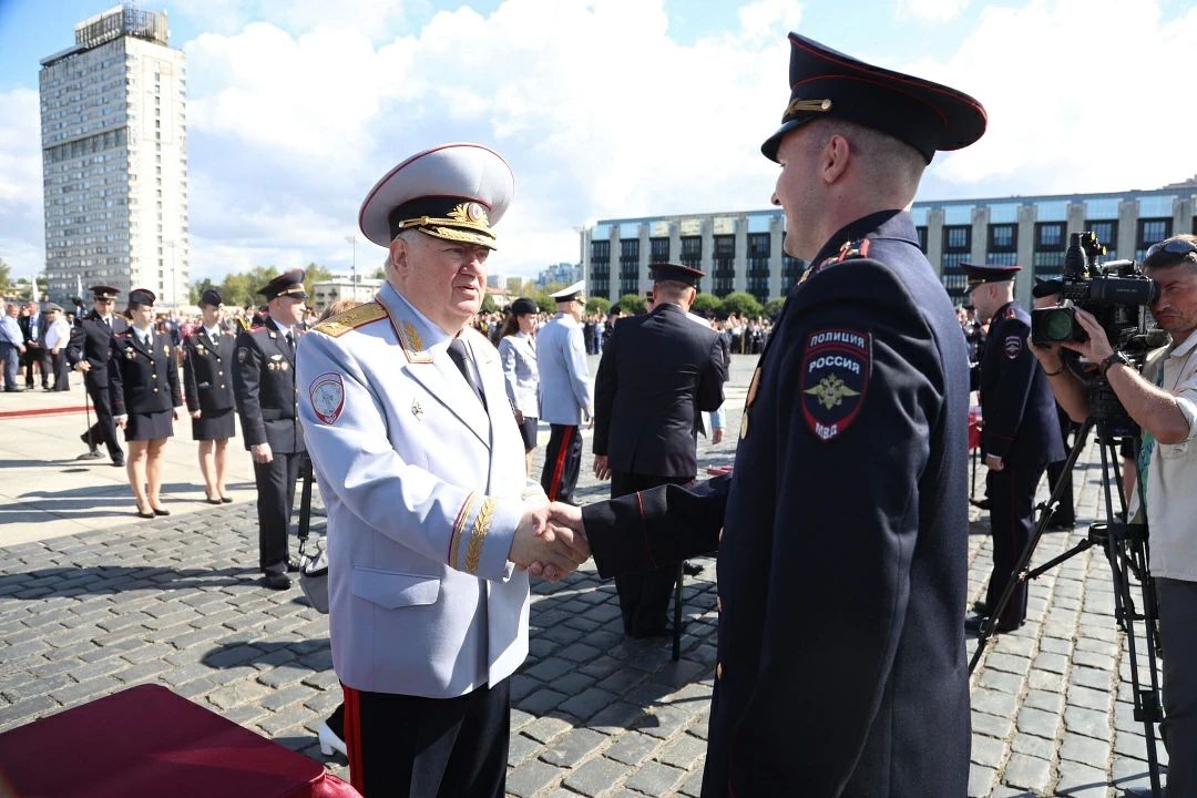 Владимир Кубышко поздравил выпускников Санкт-Петербургского университета МВД России с успешным окончанием обучения Владимир Кубышко поздравил выпускников Санкт-Петербургского университета МВД России с успешным окончанием обучения