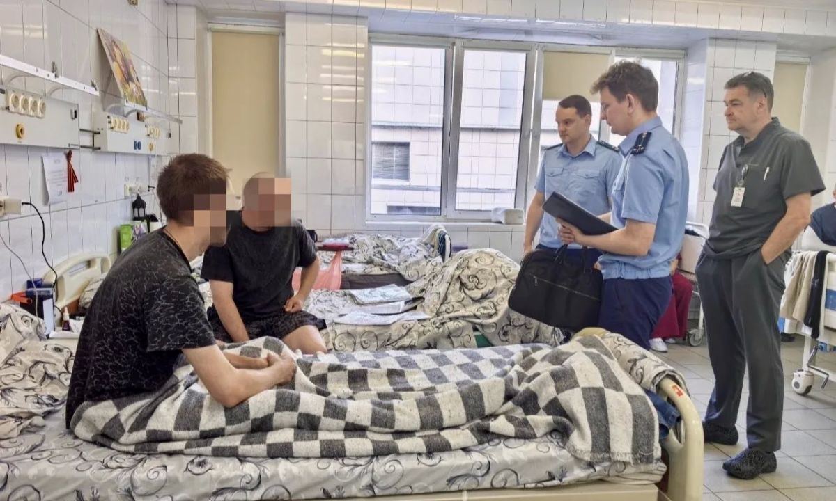 Прокурор Фрунзенского района Санкт-Петербурга Павел Червяков провел выездной прием участников специальной военной операции, проходящих лечение и реабилитацию в учреждении здравоохранения