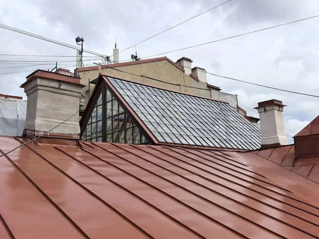 В переулке Гривцова отреставрировали световой фонарь Главного дома усадьбы Демидовых В переулке Гривцова отреставрировали световой фонарь Главного дома усадьбы Демидовых