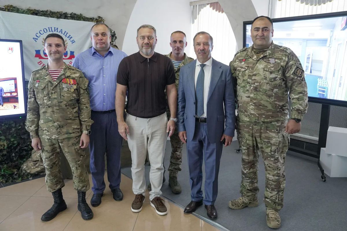 Председатель Законодательного Собрания Александр Бельский и депутат Константин Чебыкин посетили выставку достижений Василеостровского района Председатель Законодательного Собрания Александр Бельский и депутат Константин Чебыкин посетили выставку достижений Василеостровского района