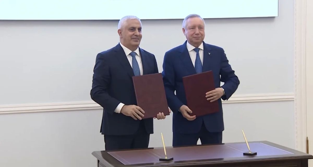 Соглашение о сотрудничестве между Петербургом и Южной Осетией было подписано губернатором Александром Бегловым и и. о. президента республики Маратом Камболовым в Смольном