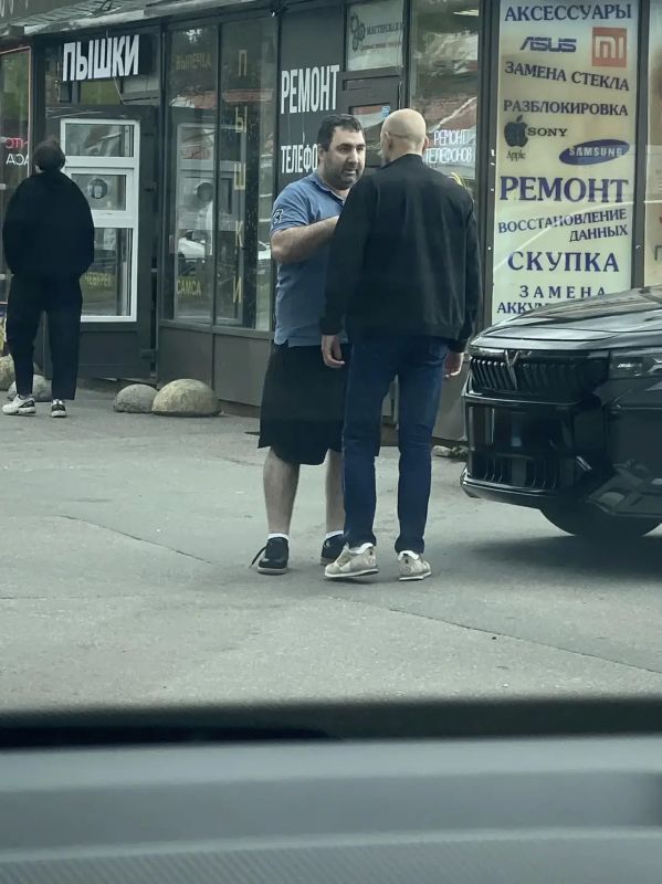 Дракой и ударами биты завершился диалог двух автомобилистов у метро «Академическая» Дракой и ударами биты завершился диалог двух автомобилистов у метро «Академическая»