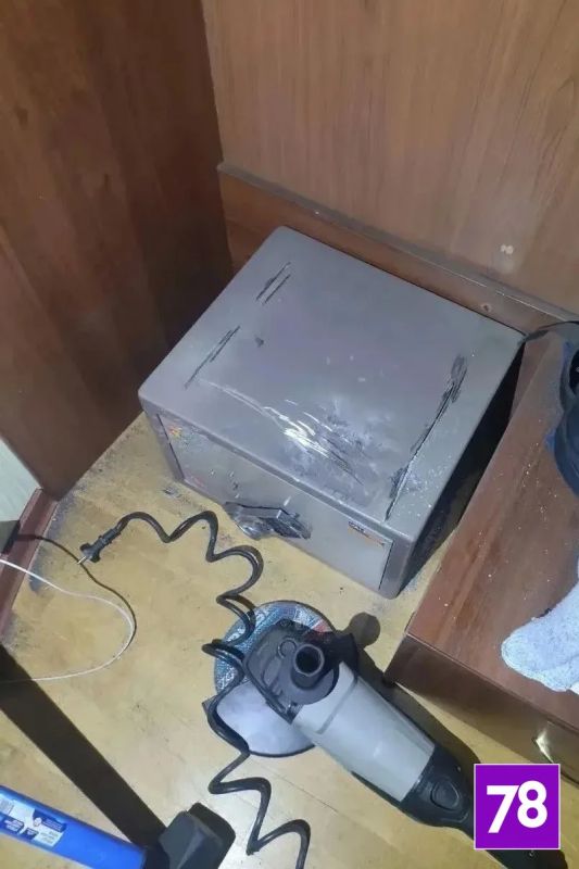 Пока родители отдыхали за границей, молодой человек их дочери пытался вскрыть сейф кувалдой Пока родители отдыхали за границей, молодой человек их дочери пытался вскрыть сейф кувалдой