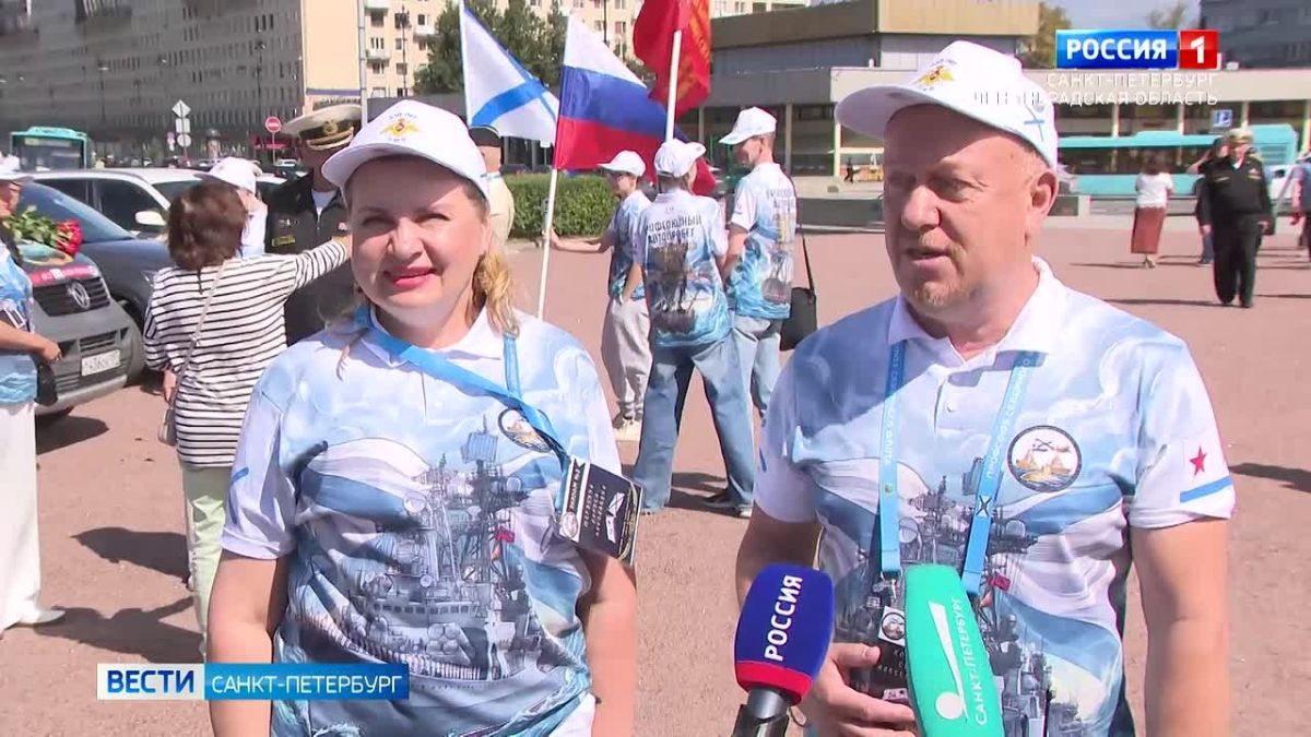 На площади Победы финишировал автопробег в честь 330-летия Военно-Морского Флота