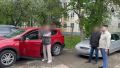 Надел женское платье, парик и маску: В Уфе мигрант с ножом караулил супругу у машины