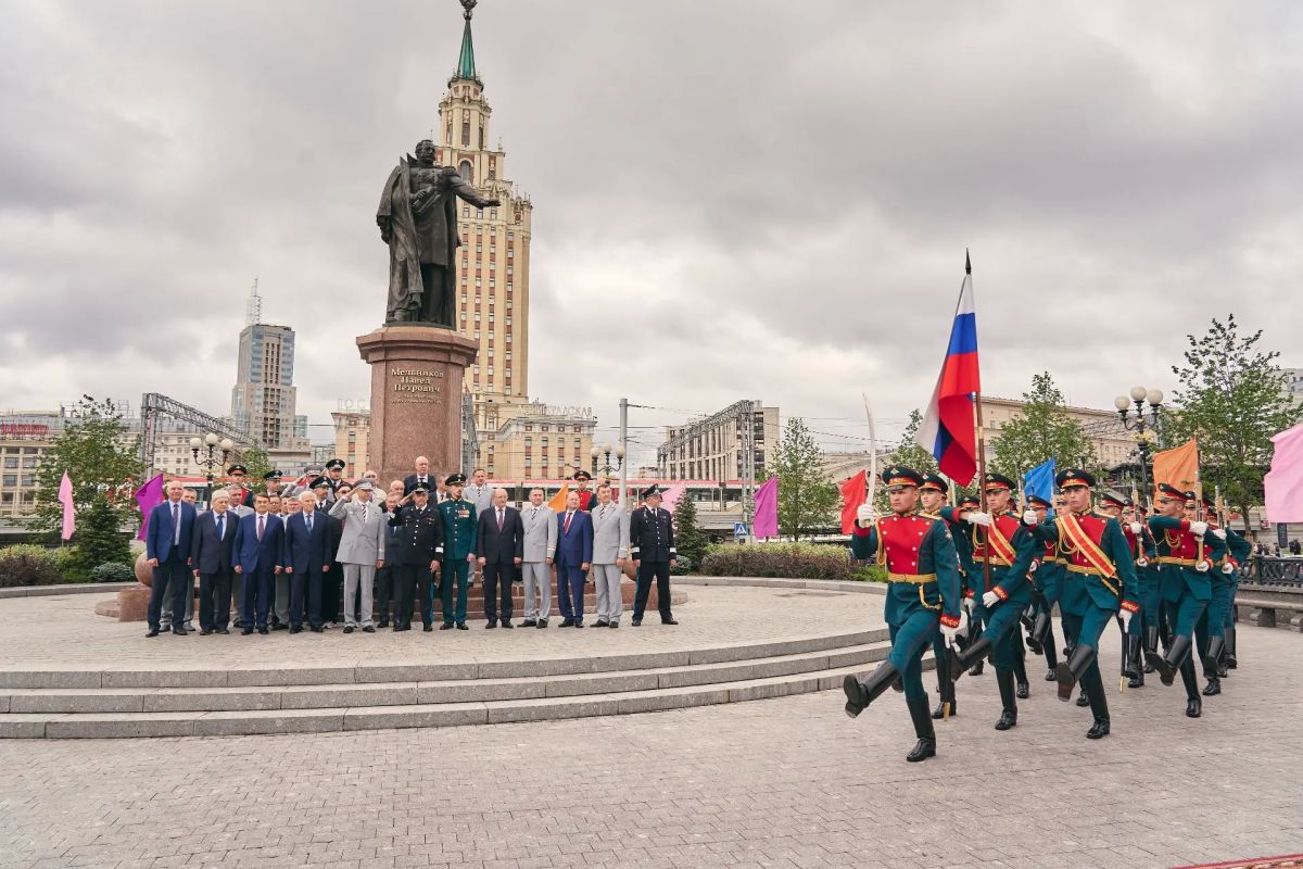 В преддверии Дня железнодорожника в Москве возложили цветы к памятнику первому Министру путей сообщения Российской империи Павлу Мельникову
