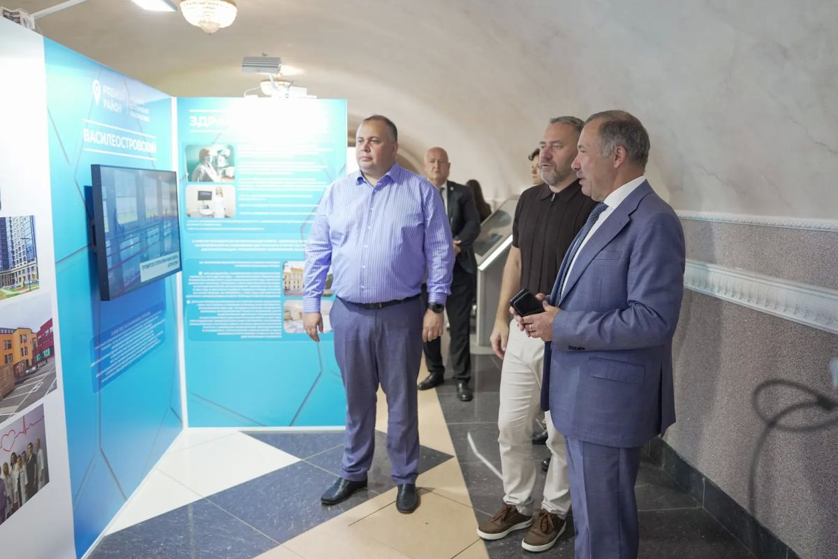 Председатель Законодательного Собрания Александр Бельский и депутат Константин Чебыкин посетили выставку достижений Василеостровского района