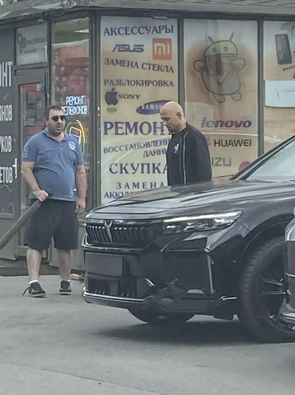 Дракой и ударами биты завершился диалог двух автомобилистов у метро «Академическая» Дракой и ударами биты завершился диалог двух автомобилистов у метро «Академическая»