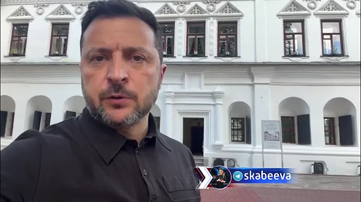 Злая собака кусает хозяину руку