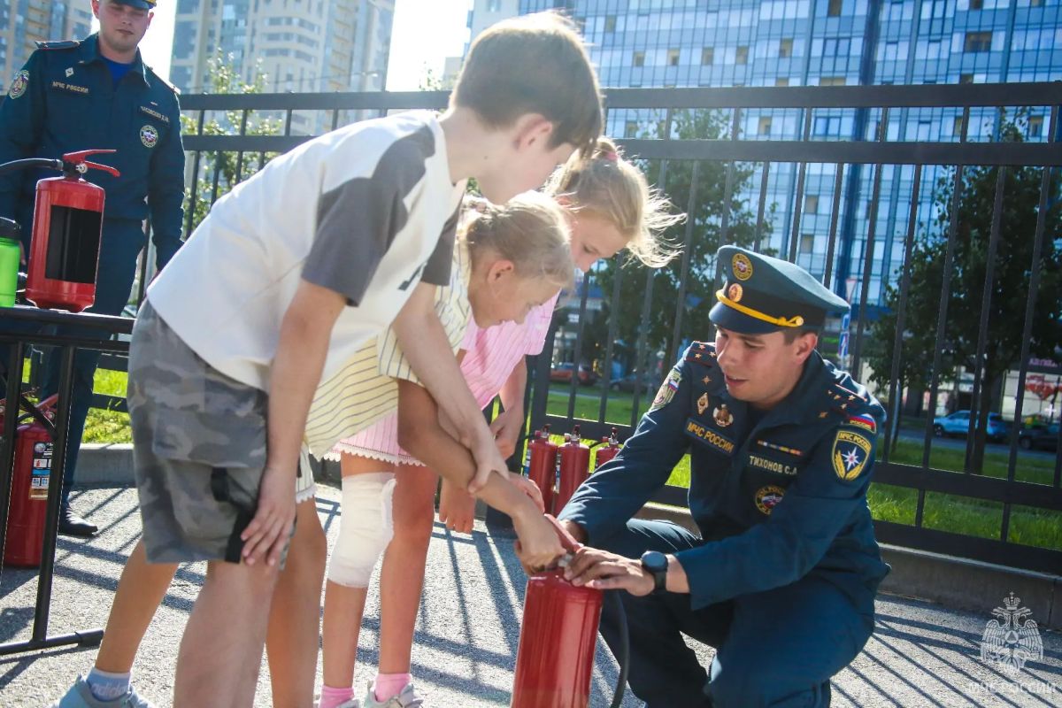 «Локация безопасности» развернулась сегодня на площадке возле Дома молодежи Приморского района Санкт-Петербурга «Локация безопасности» развернулась сегодня на площадке возле Дома молодежи Приморского района Санкт-Петербурга