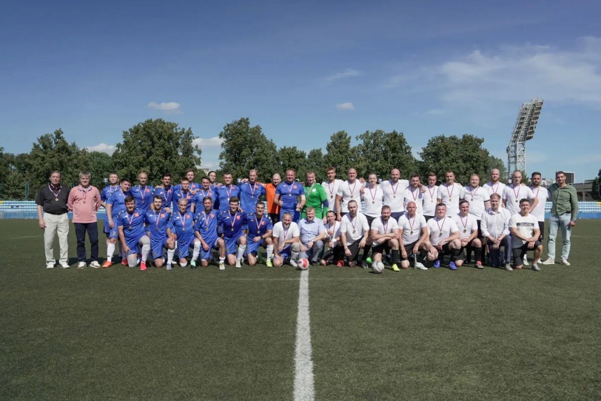 На Малой арене СК «Петровский» состоялся товарищеский футбольный матч между сборными Правительства Санкт-Петербурга и органов местного самоуправления