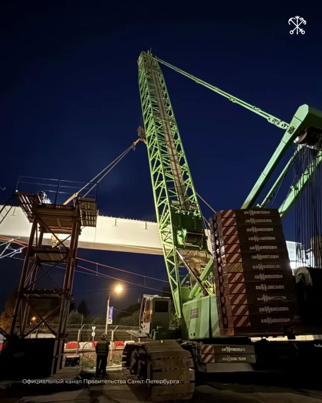 На строящейся развязке магистрали М-32 в районе «Лахта Центра» завершён монтаж металлоконструкций путепровода над железнодорожными путями Сестрорецкого направления На строящейся развязке магистрали М-32 в районе «Лахта Центра» завершён монтаж металлоконструкций путепровода над железнодорожными путями Сестрорецкого направления