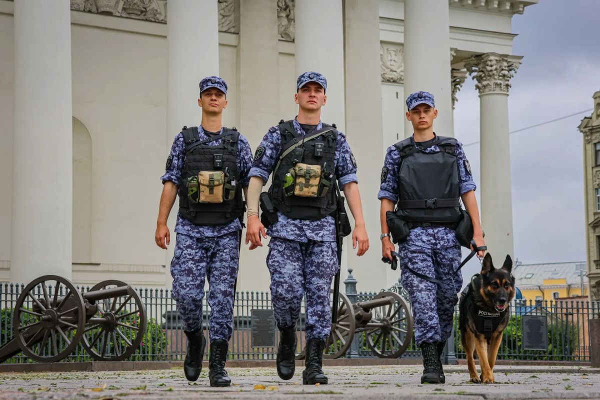 Военнослужащие специального моторизованного Измайловского полка Северо-Западного округа Росгвардии в ходе обеспечения общественной безопасности на улицах Санкт-Петербурга