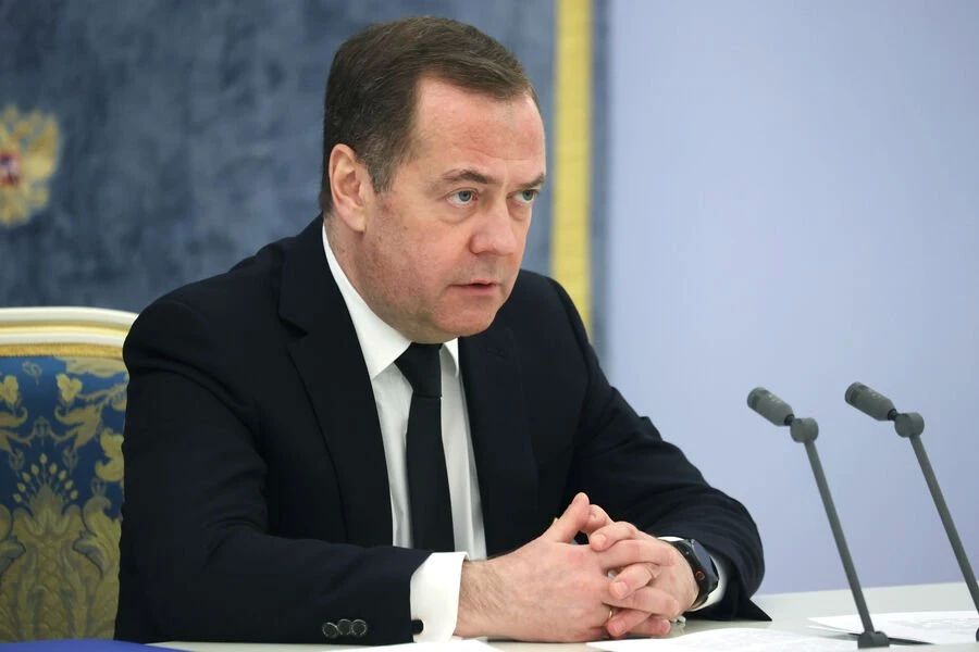Михаил Онуфриенко: Медведев:. "У нас сейчас есть одна общая задача, и она очевидна - сохранить нашу страну