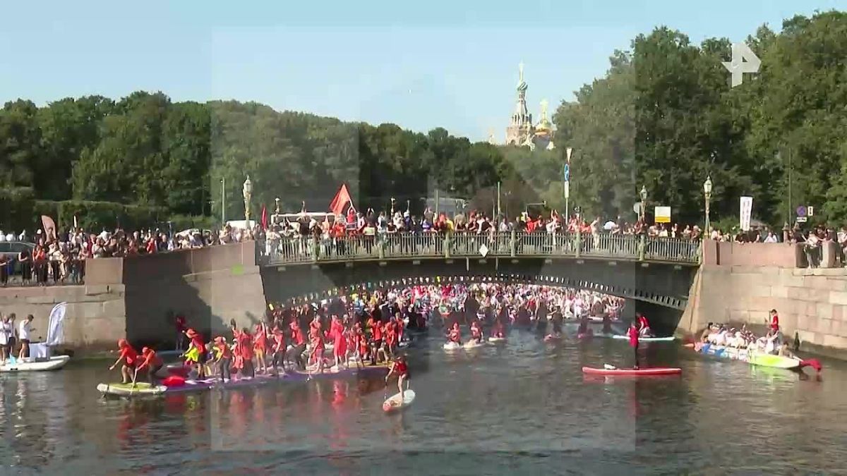 Свадьба на воде, групповой спуск и лучшие костюмы: в Санкт-Петербурге прошёл фестиваль сапсерфинга "Фонтанка SUP"