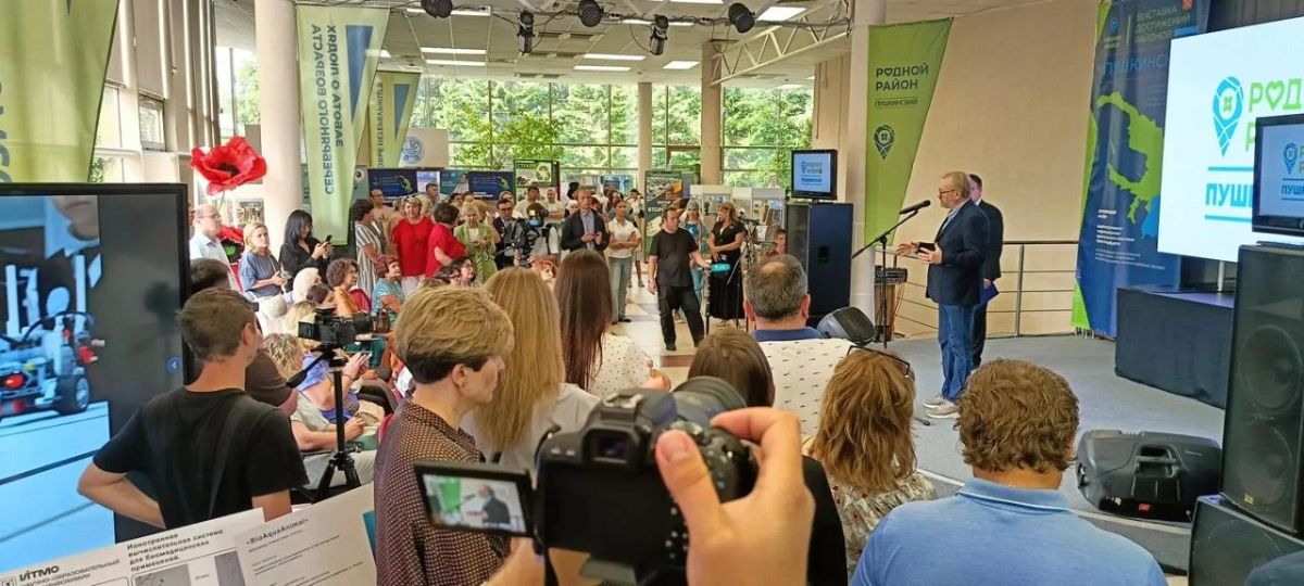 Депутат Государственной Думы Виталий Милонов посетил выставку достижений «Родной район», которая проходит в Доме молодёжи «Царскосельский» Депутат Государственной Думы Виталий Милонов посетил выставку достижений «Родной район», которая проходит в Доме молодёжи «Царскосельский»